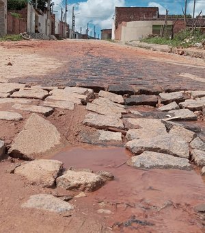 [Vídeo] Vazamento de água de tubulação da Casal danifica rua no Conjunto Nossa Senhora Aparecida em Arapiraca