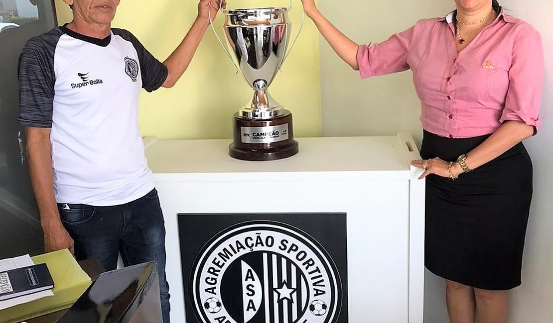 Taça do ASA pela Copa Alagoas está em turnê por empresas de Arapiraca