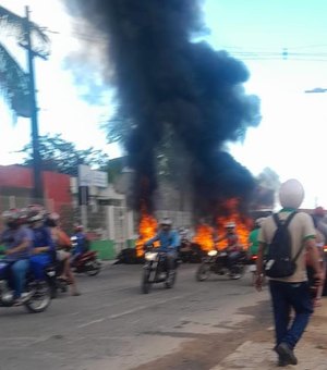 Moradores do Benedito Bentes bloqueiam avenida em protesto por pavimentação