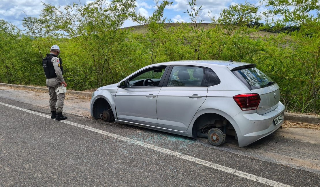Veículo de locadora é encontrado 'depenado' e abandonado na AL-105