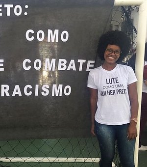 Professora vítima de racismo presta depoimento em delegacia 