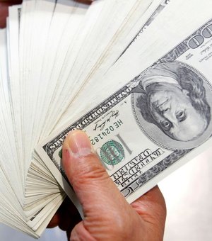 Dólar fecha com maior alta desde abril, custando R$ 5,537
