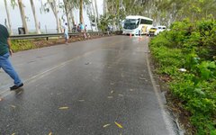 Colisão entre carro e moto deixa dois mortos no Passo de Camaragibe