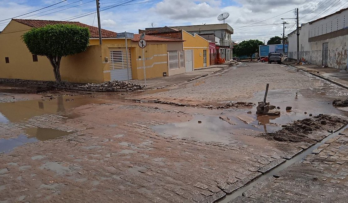 [Vídeo] Dois vazamentos são registrados em bairros distintos, em Arapiraca