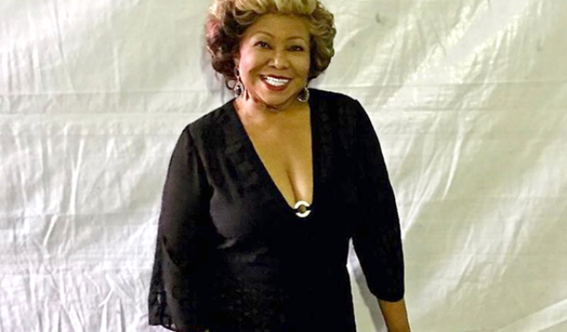 Alcione sofre acidente e cai de escada rolante em aeroporto