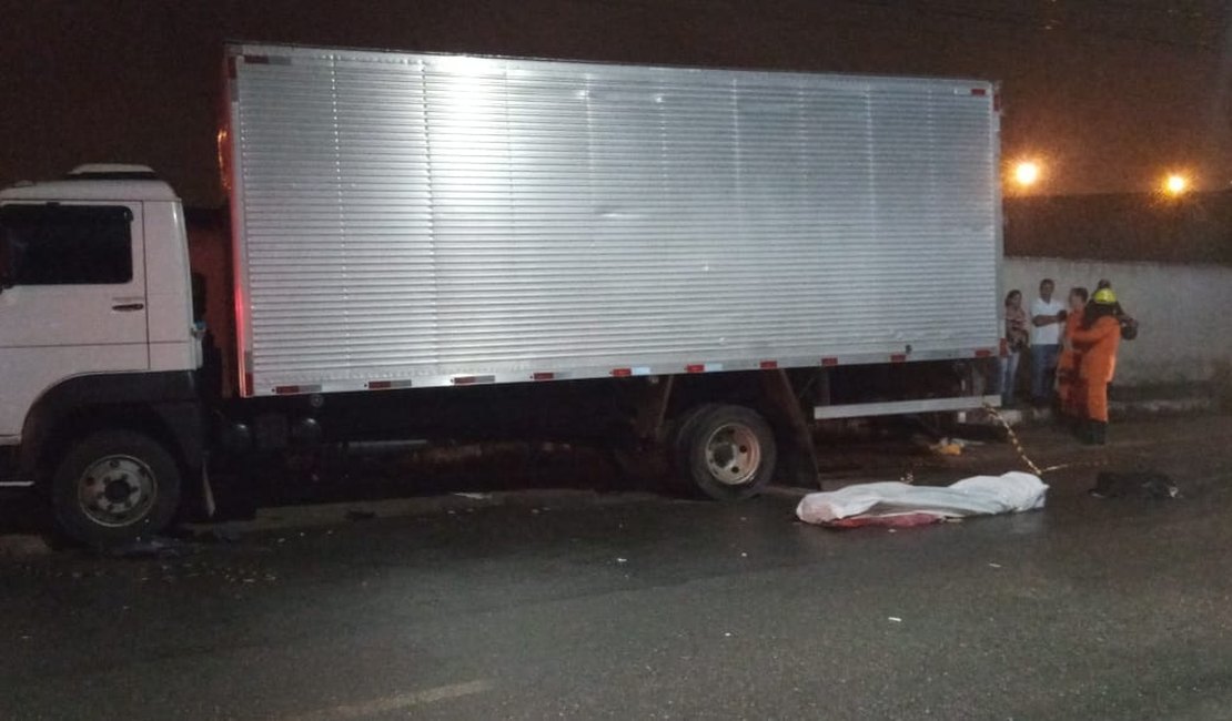 Acidente entre caminhão e moto deixa uma mulher morta e outra ferida, em Arapiraca