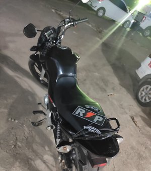 Motocicleta roubada é abandonada em posto de combustíveis em Arapiraca