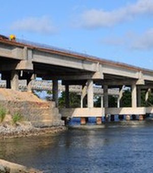 Vítima de afogamento na Ponte Divaldo Suruagy é socorrida pelo Samu