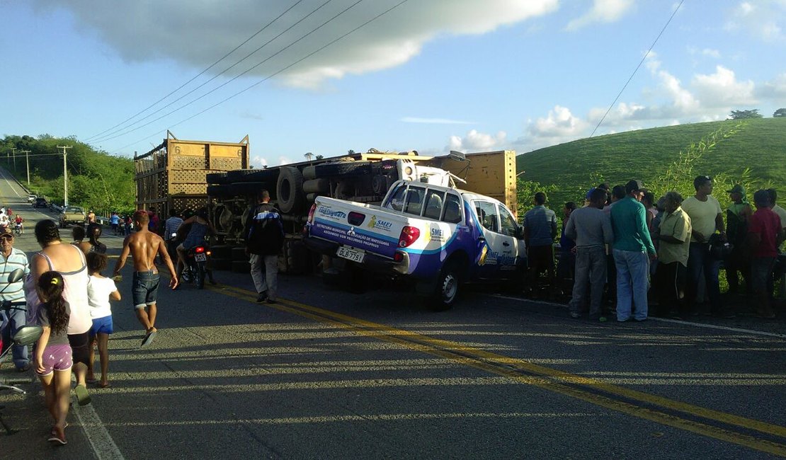 Acidente com veículo oficial de Ibateguara deixa vitima fatal e dois feridos