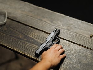 Homem é assassinado a tiros em frente a bar de Quebrangulo