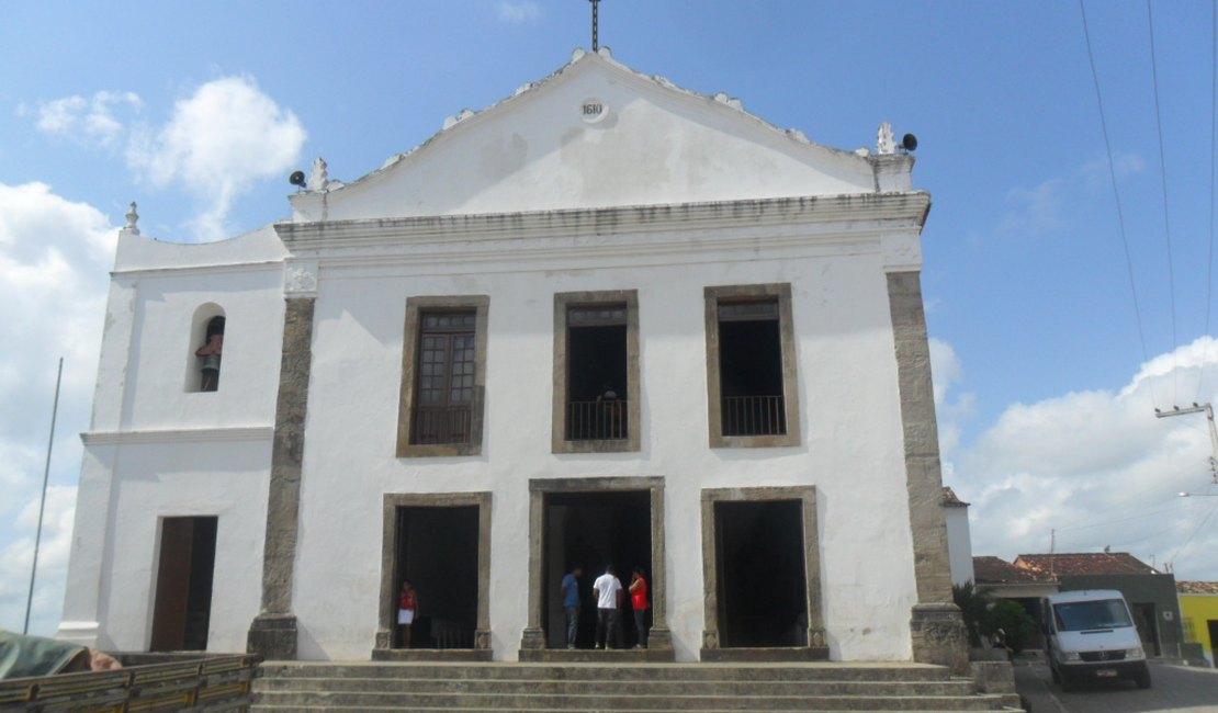 Acidente deixa motoqueiro ferido em frente à igreja matriz de Porto Calvo