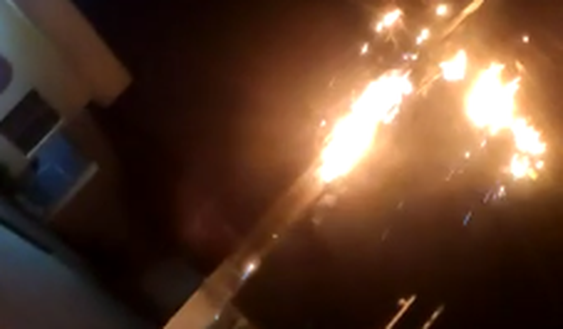 [Vídeo] Princípio de incêndio é registrado na caixa de fios de internet em Arapiraca 