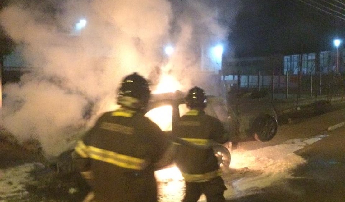 [Vídeo] Carro sofre perda total após pegar fogo na Av. Durval de Góes Monteiro