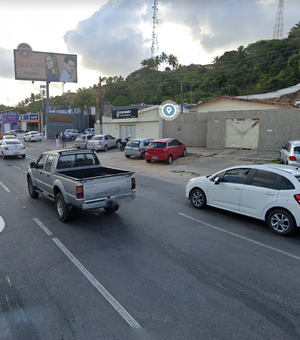 Caminhão quebrado deixa trânsito lento na Avenida Gustavo Paiva