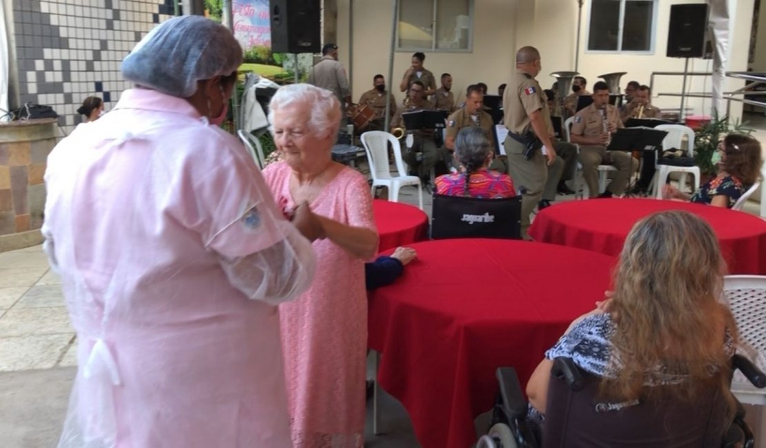 Polícia Militar doa alimentos e leva apresentação musical para abrigo de Maceió
