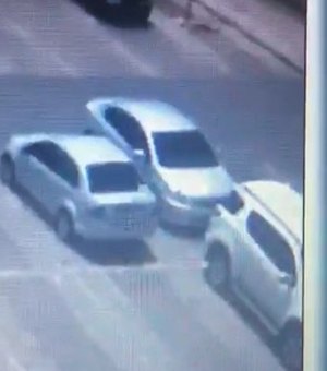 [Vídeo] Assaltantes furtam objetos de veículo estacionado dentro de shopping em Arapiraca