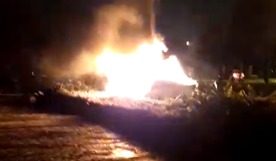 Carro em chamas é encontrado abandonado  em Arapiraca