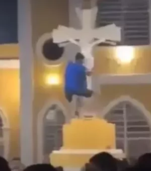 VÍDEO: Jovem rebola e dá “sarrada” em imagem de Jesus Cristo no interior do RN