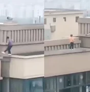 Menino é filmado saltando em vão de prédios de 27 andares na China; veja