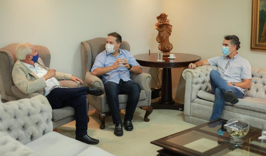 Prefeito de Maragogi e governador discutem sobre escola no Deda Paes