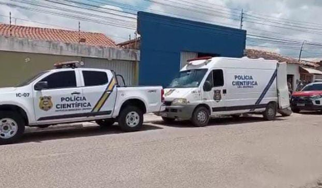 [Vídeo] Mulher é assassinada a facadas pelo companheiro em Arapiraca