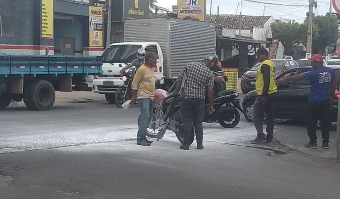 Motocicleta pega fogo e assusta populares em Arapiraca