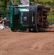 Ao descarregar, caminhão da Saneape tomba em Maragogi