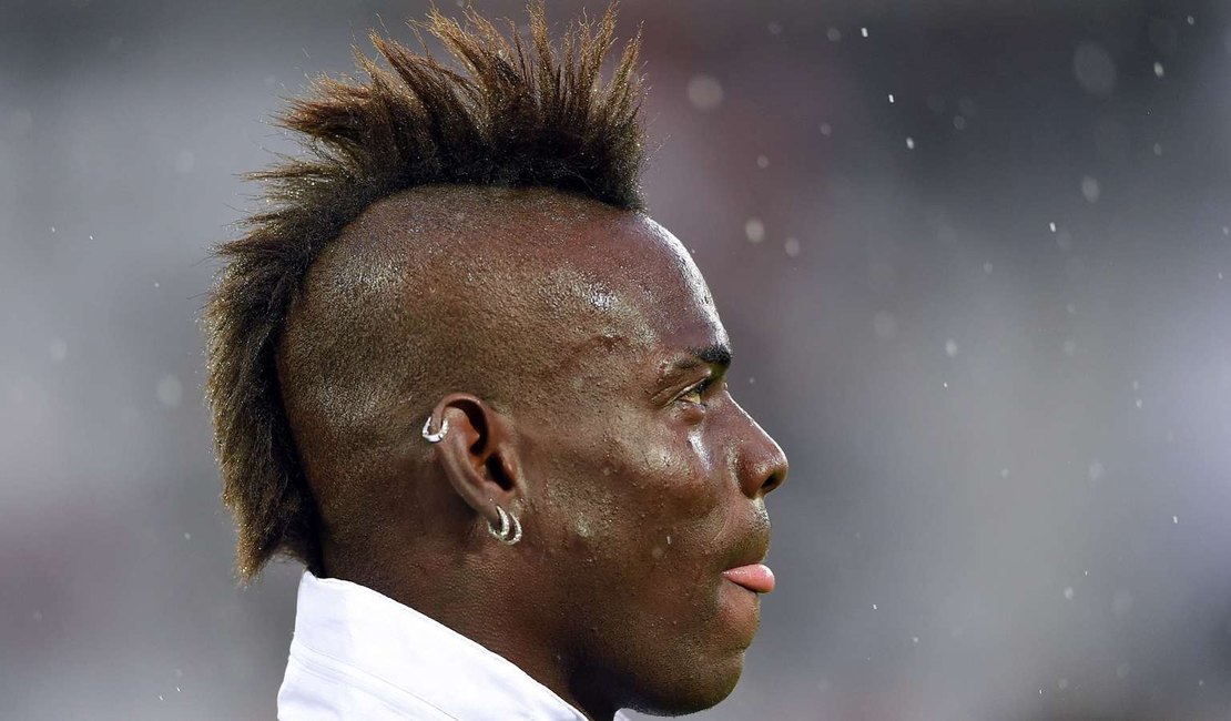 Após sofrer racismo, Balotelli ameaça deixar jogo, volta e faz golaço