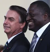 Bolsonaro chama policial negro e pergunta se ele é irmão do Hélio Negão