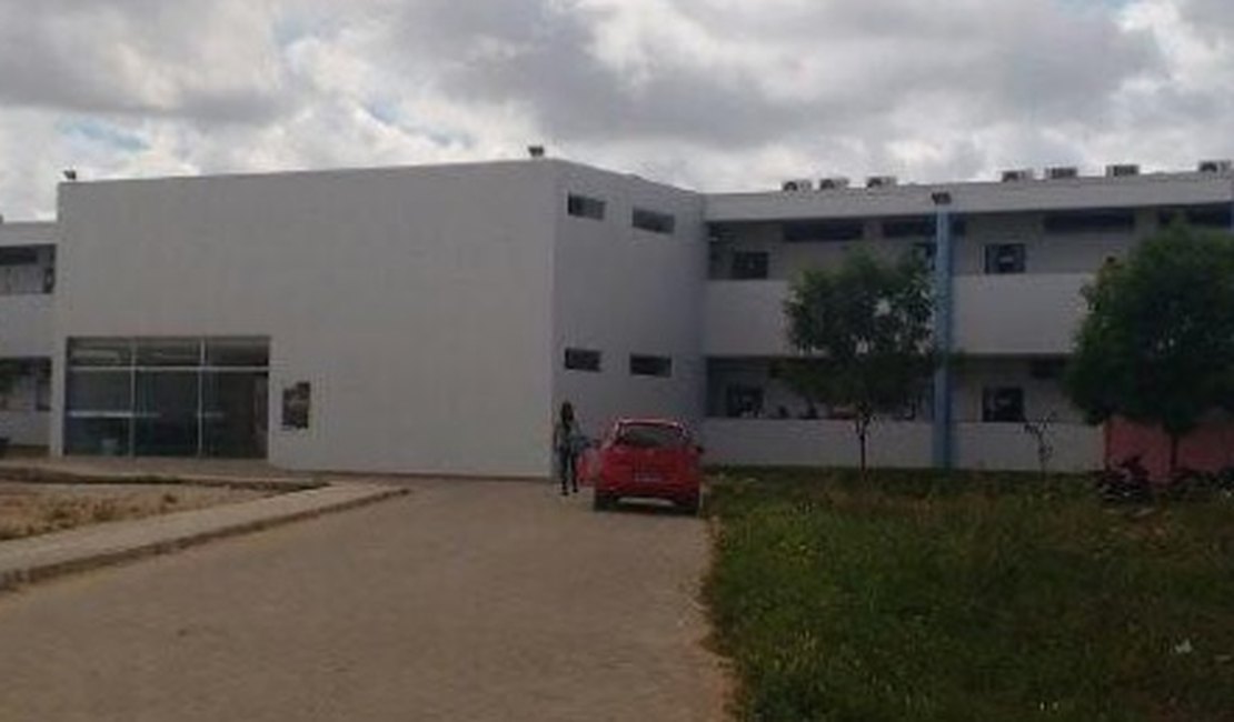 Unirb Arapiraca recrimina aluna por alimentar animais abandonados e diz que campus “não é canil”