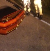 Caixão cai de carro funerário e corpo fica abandonado em estrada 