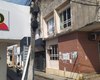 Caminhão bate em poste no centro da cidade de Palmeira dos Índios