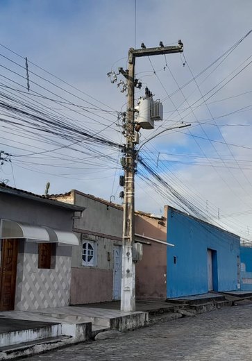 [Vídeo] Moradores da Rua Pedro Correia das Graças, no Caititus, sofrem com falta de energia a mais de 24 horas