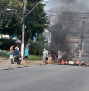 Moradores fecham avenida em protesto por pavimentação na Serraria