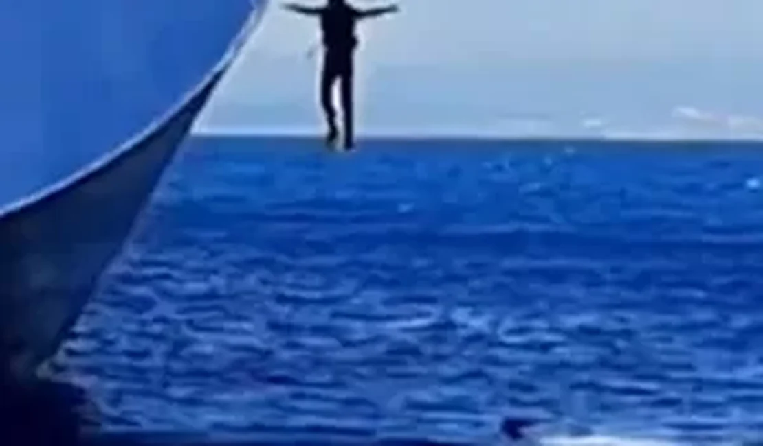 Traficantes são flagrados pulando de navio em movimento com 100kg de drogas