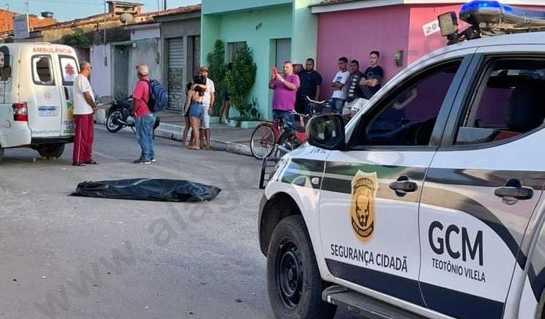 Jovem morre após colidir motocicleta em poste no centro de Teotônio Vilela