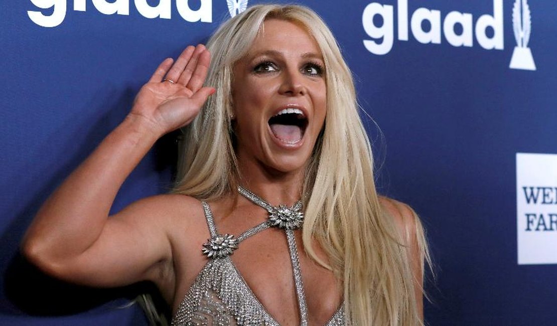 Britney Spears questiona fãs sobre remover tatuagem feita para o ex-marido