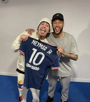 Neymar presenteia Whindersson Nunes com camisa do PSG