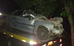 Carro ficou destruído após acidente