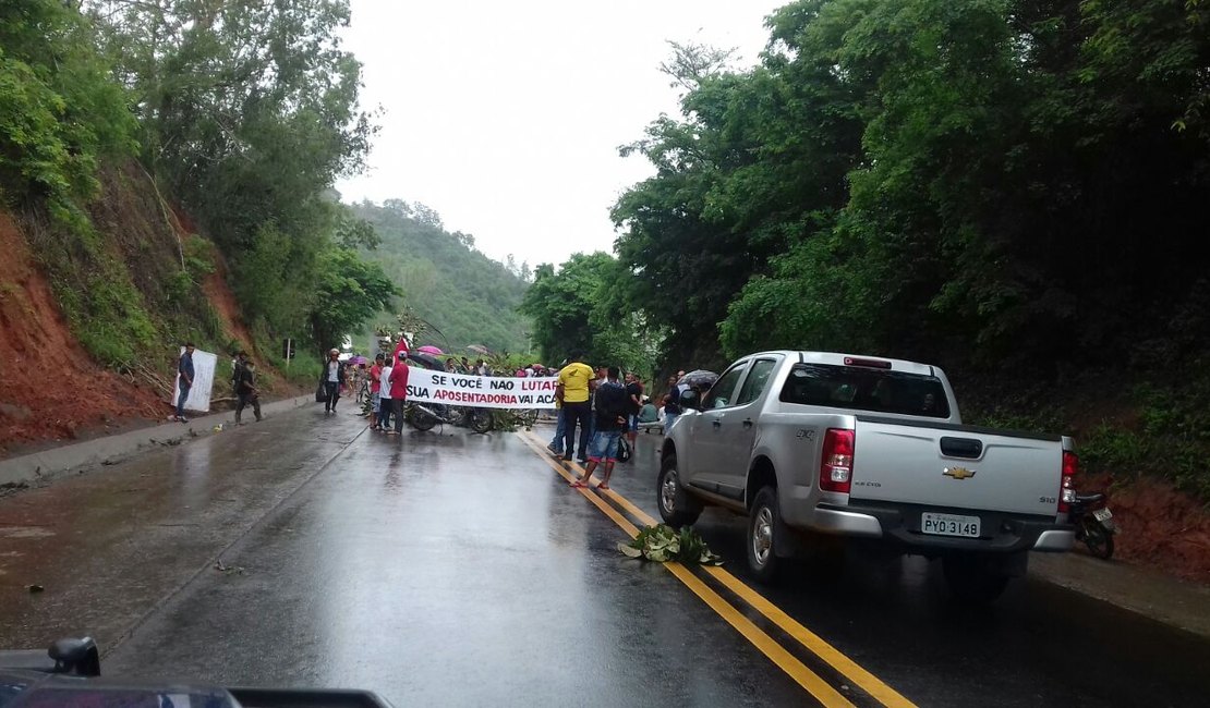 Protestos bloqueiam rodovia federal em Alagoas