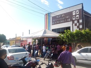 [Vídeo] Fiéis se despedem de pastor Leonardo Tomaz durante velório em Arapiraca