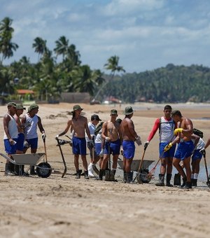 Mais de 500 toneladas de óleo e areia são retiradas das praias de Alagoas