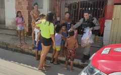 Polícia entrega chocolates para a criançada no Litoral Norte