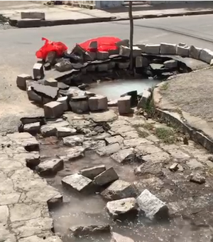 [Vídeo] Vazamento de água provoca cratera em bairro de Arapiraca 