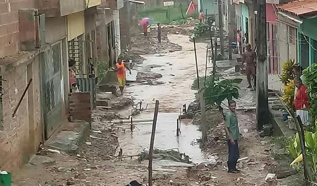 Chuvas fortes causam deslizamentos de barreiras e rachaduras em Maragogi