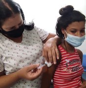 Crianças são vacinadas contra covid-19 em Maragogi
