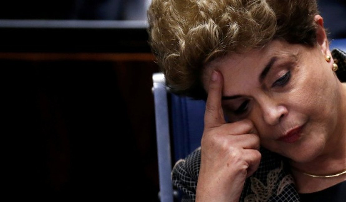 Ex-presidente Dilma faz exames após passar mal durante a noite
