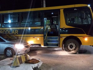 Ônibus escolar colide com carro em Arapiraca