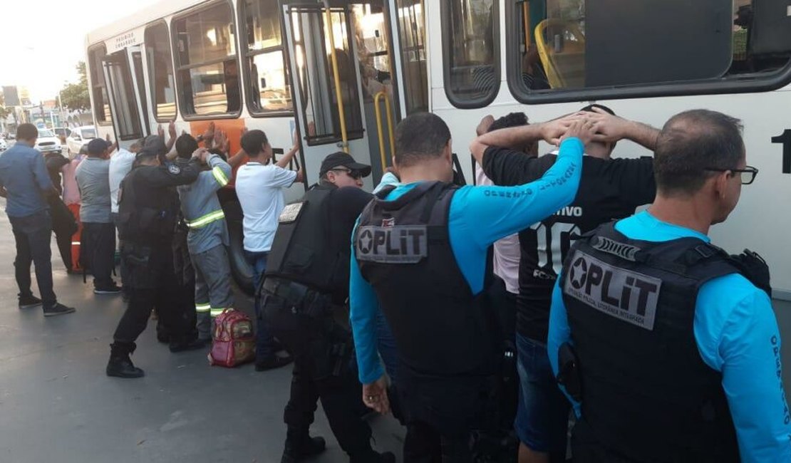 Polícia Civil realiza operação de abordagem em ônibus na capital