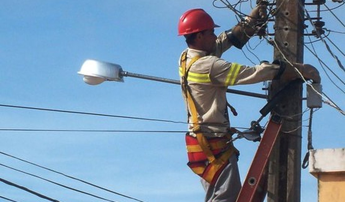 Equatorial faz manutenção na rede elétrica em quatro bairros de Maceió